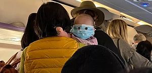 Foto de 'bebê mascarado' em voo viraliza e gera polêmica online