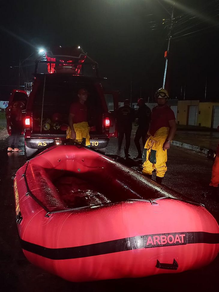 Bombeiros fizeram uso de bote para resgatar moradores que estavam ilhados
