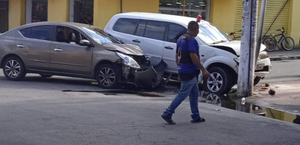 Carro de aplicativo fica destruído ao colidir com viatura no Centro de Maceió 