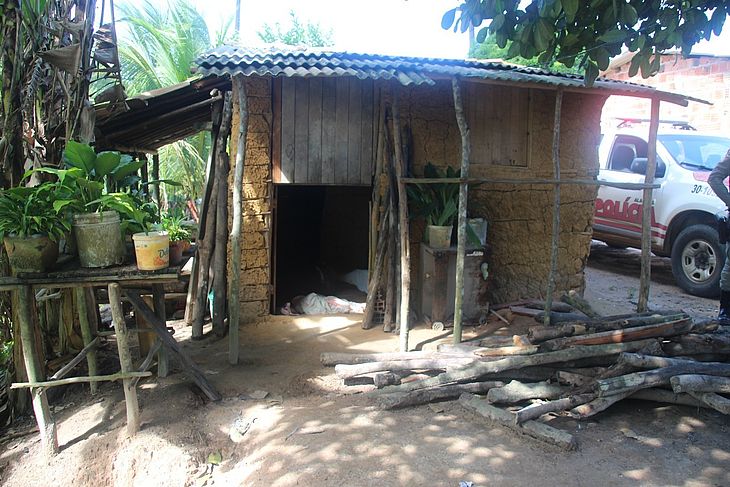 Homens foram mortos dentro de casa de taipa, em assentamento