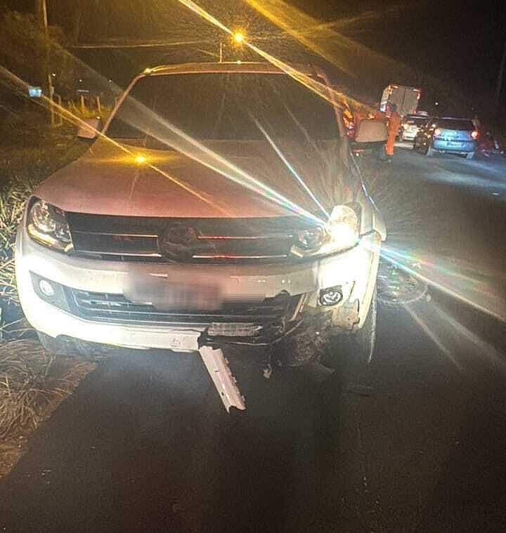 Com o impacto, a motocicleta foi parar embaixo da caminhonete