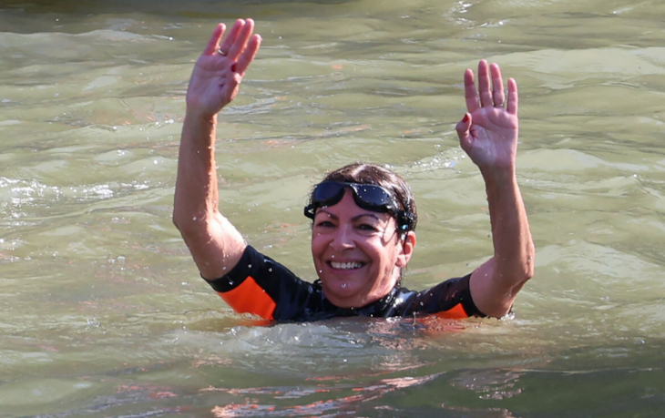 Prefeita de Paris, Anne Hidalgo, nada das águas do Rio Sena, em Paris, dias antes da abertura dos Jogos Olímpicos 