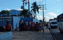 Entrega de cestas básicas causa longa fila de espera e aglomeração, em Mangabeiras