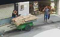 Flagrante no Centro de Maceió: vídeo mostra homem furtando sacola de ambulante, com dinheiro, cartões e senhas