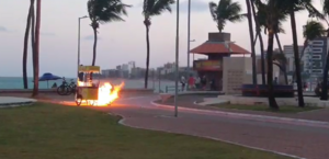 Vídeo: carrinho de churros pega fogo em ciclovia na Jatiúca 