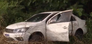 Motorista perde controle de carro ao passar por asfalto molhado e capota próximo à Ponte Divaldo Suruagy