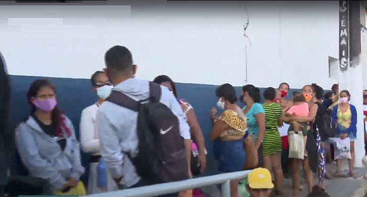 Gestantes, idosos e crianças madrugam em filas na sede da  Secretaria de Habitação de Maceió