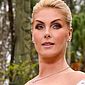 Ana Hickmann usa vestido de 100 mil pérolas em noivado com Edu Guedes; veja 