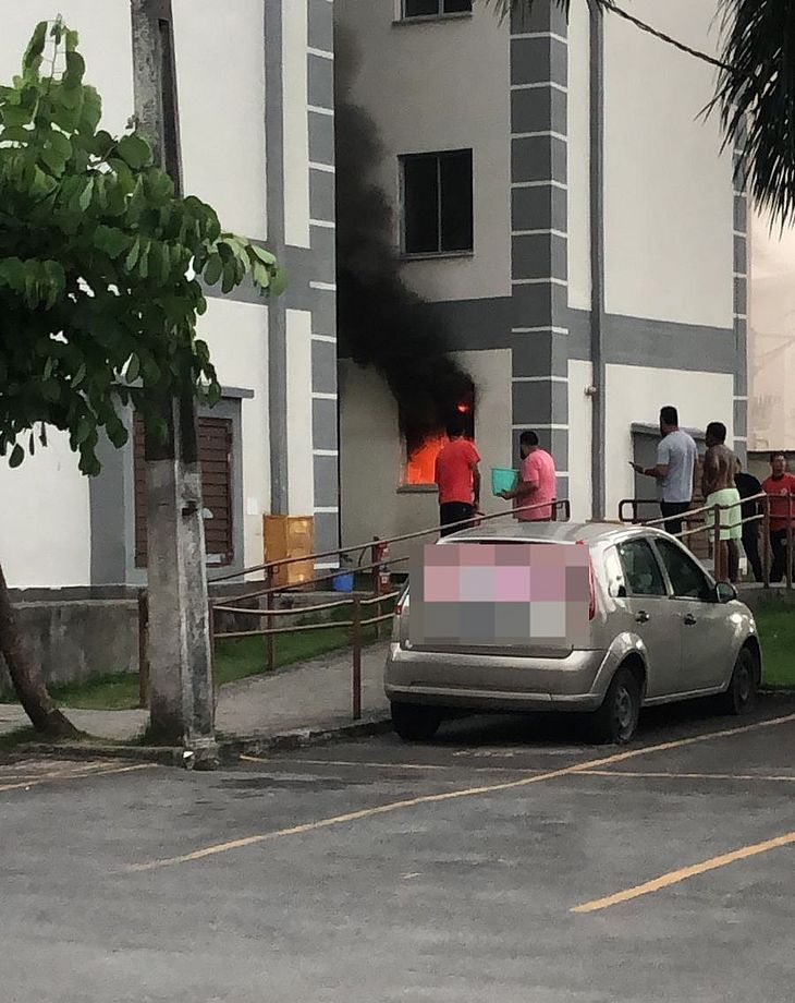 O TNH1 recebeu imagem do local, que mostra o térreo de uma das torres em chamas, enquanto moradores tentar conter o fogo com baldes d'água