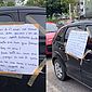 Mulher descobre traição e cola cartaz de término no carro do homem: 'Crie vergonha na cara'