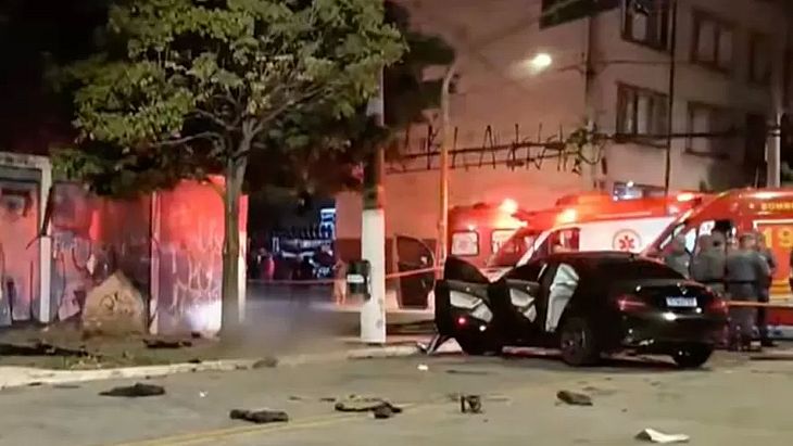 Um motorista de um carro de luxo atropelou um motociclista, que morreu com o impacto da batida, na zona sul de São Paulo
