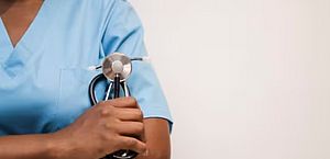 Médica negra denuncia racismo após paciente branco exigir CRM em consulta