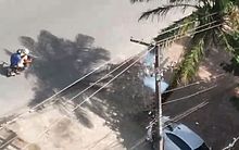 Vídeo mostra pequena explosão em poste após fiação enroscar em VLT 