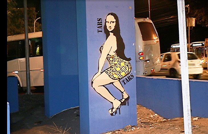 Monalisa Funkeira pintada na passarela da Ufal