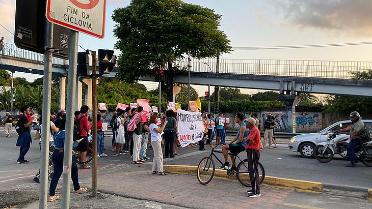 Manifestação bloqueou o trecho da BR-104 no sentido ao Aeroporto Zumbi dos Palmares