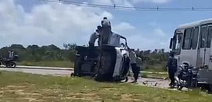 Carro capota após motorista perder controle da direção na Rota do Mar, em Maceió