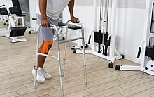 Cadeirantes testam novos exoesqueletos que permitem 'caminhar'