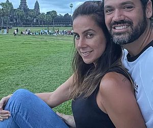 Meses após polêmica, Marcelo Courrege e Carol Barcellos postam foto romântica em viagem