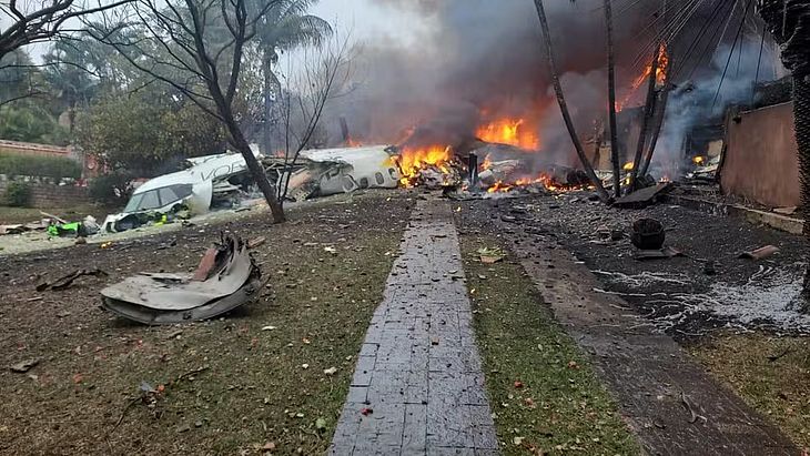 Imagem mostra o local da queda do avião em área residencial