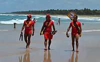 Bombeiros resgatam cinco pessoas que ficaram isoladas em ilha de Barra Nova