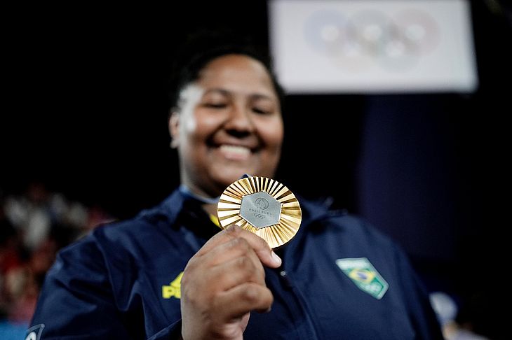 2024.08.02 - Jogos Olímpicos Paris 2024 - Judo Feminino - Beatriz Souza recebe a medalha de ouro 