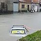 Chuvas fortes: motorista perde o controle e carro "mergulha" em córrego na Levada