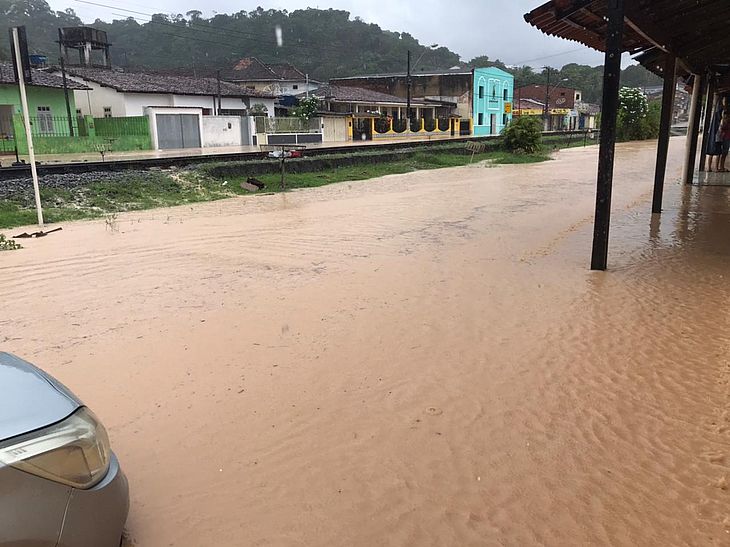 Região de Fernão Velho teve ruas alagadas após fortes chuvas na capital