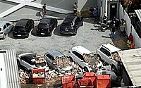 Caminhão de lixo bate em muro de academia e danifica carros na Ponta Verde 