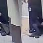 Vídeo: homem doa casaco para morador de rua e é assaltado