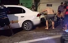 Motociclista bate em táxi e fica ferido ao parar embaixo de veículo; vídeo mostra momento