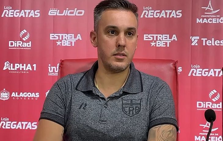 Thiago Paes em apresentação do técnico Bruno Pivetti