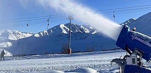 O uso de neve artificial em estações de esqui no Chile diante de incertezas sobre o clima