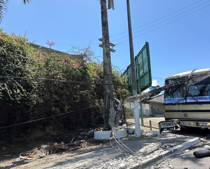 Ônibus foi parar na calçada após o acidente