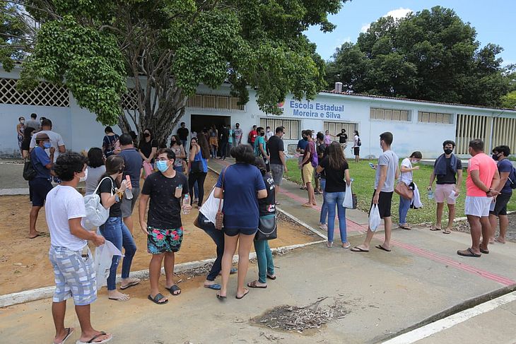 Estudantes aguardam o momento de entrar para iniciar as provas do Enem, em escola do Cepa