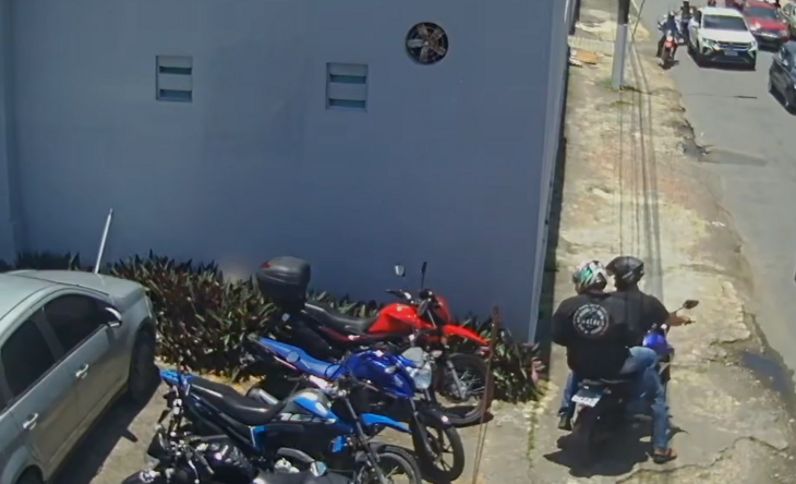 Homens furtam moto de estacionamento