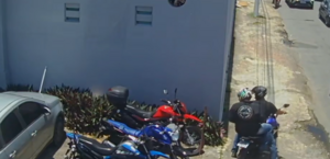 Câmera flagra criminosos furtando moto guardada em estacionamento 