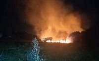 Vídeo: fogo em vegetação se aproxima de residências e assusta moradores em Sauaçuhy
