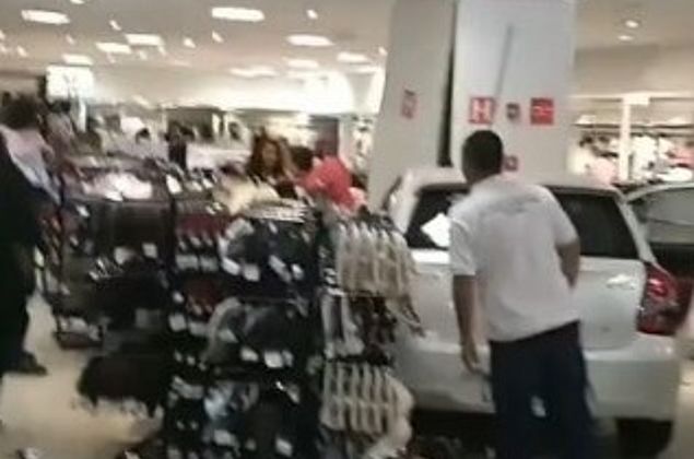 Carro causa destruição ao invadir loja em shopping de Salvador