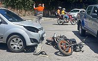 Motociclista é socorrida após colisão com carro no Pinheiro