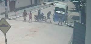 Vídeo: dupla em moto para em cruzamento e garupa toma celular de mulher em Maceió