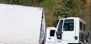 Caminhão invade contramão e bate de frente com caçamba na BR-104, em Branquinha