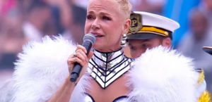 Xuxa emociona público com show em intervalo de futebol; assista 