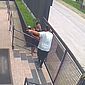 Homem agride policial com socos em frente a delegacia em Ilhabela 