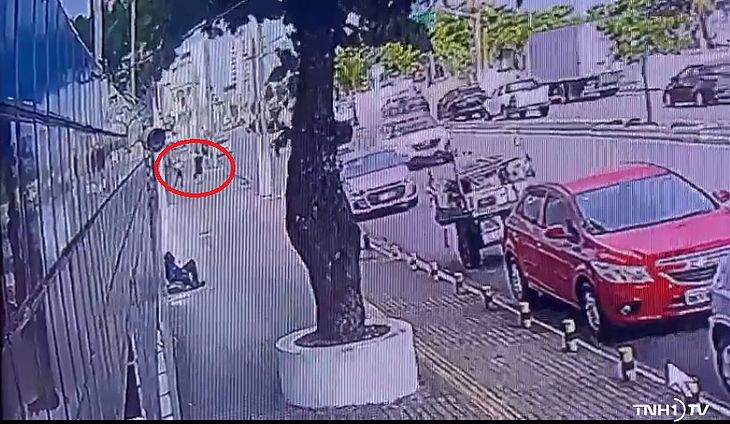 Criminoso (de brusa clara) atacou vítima, esfaqueou e matou fotógrafo para roubar um aparelho celular em plena luz do dia, na calçada da orla da Praia da Avenida