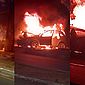 Vídeo: carro bate em poste e pega fogo nesta madrugada no Petrópolis