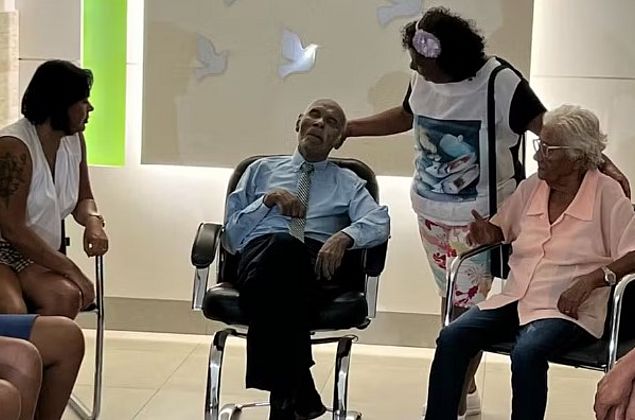 Carpinteiro que morreu aos 96 anos é velado sentado em poltrona em Goiás