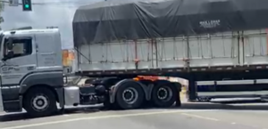 Vídeo: carreta quebra, fica atravessada na rua e gera congestionamento sentido aeroporto