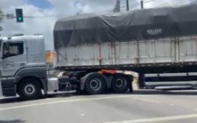 Vídeo: carreta quebra, fica atravessada na rua e gera congestionamento sentido aeroporto