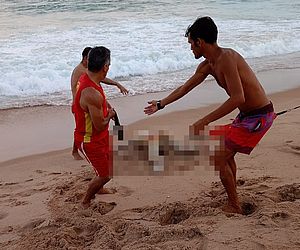 Cadáver em estado de decomposição é encontrado boiando na Praia da Sereia, em Maceió