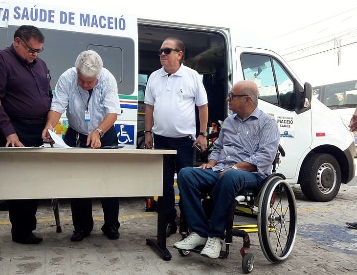 Secretário assina entrega de vans para deficientes físicos